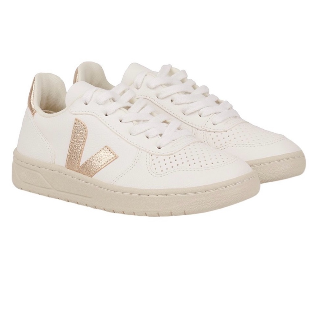 New in box. V10 Veja white + Platinum size 7 (38)